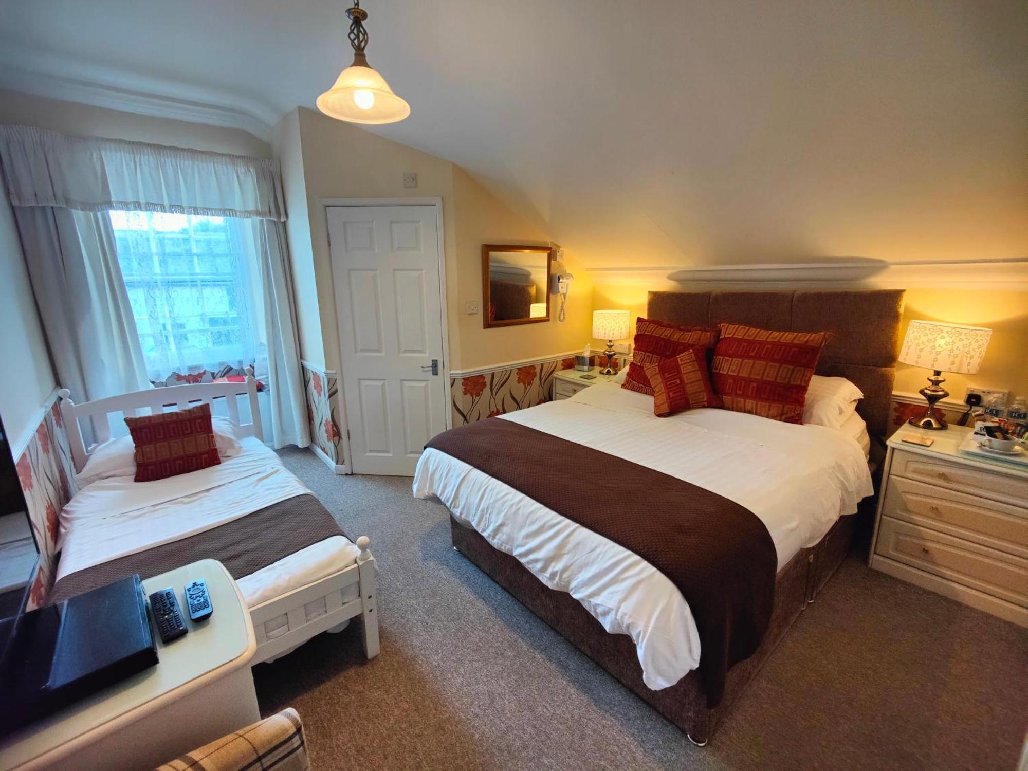 Hotel The Pack O' Cards à Combe Martin Extérieur photo